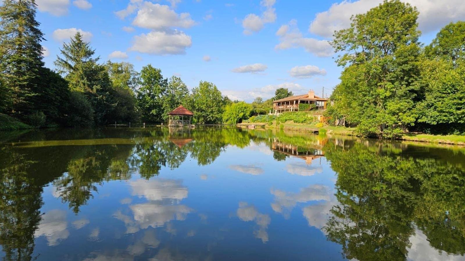 Lake Noble Saint-Germain-l'Aiguiller Exterior foto